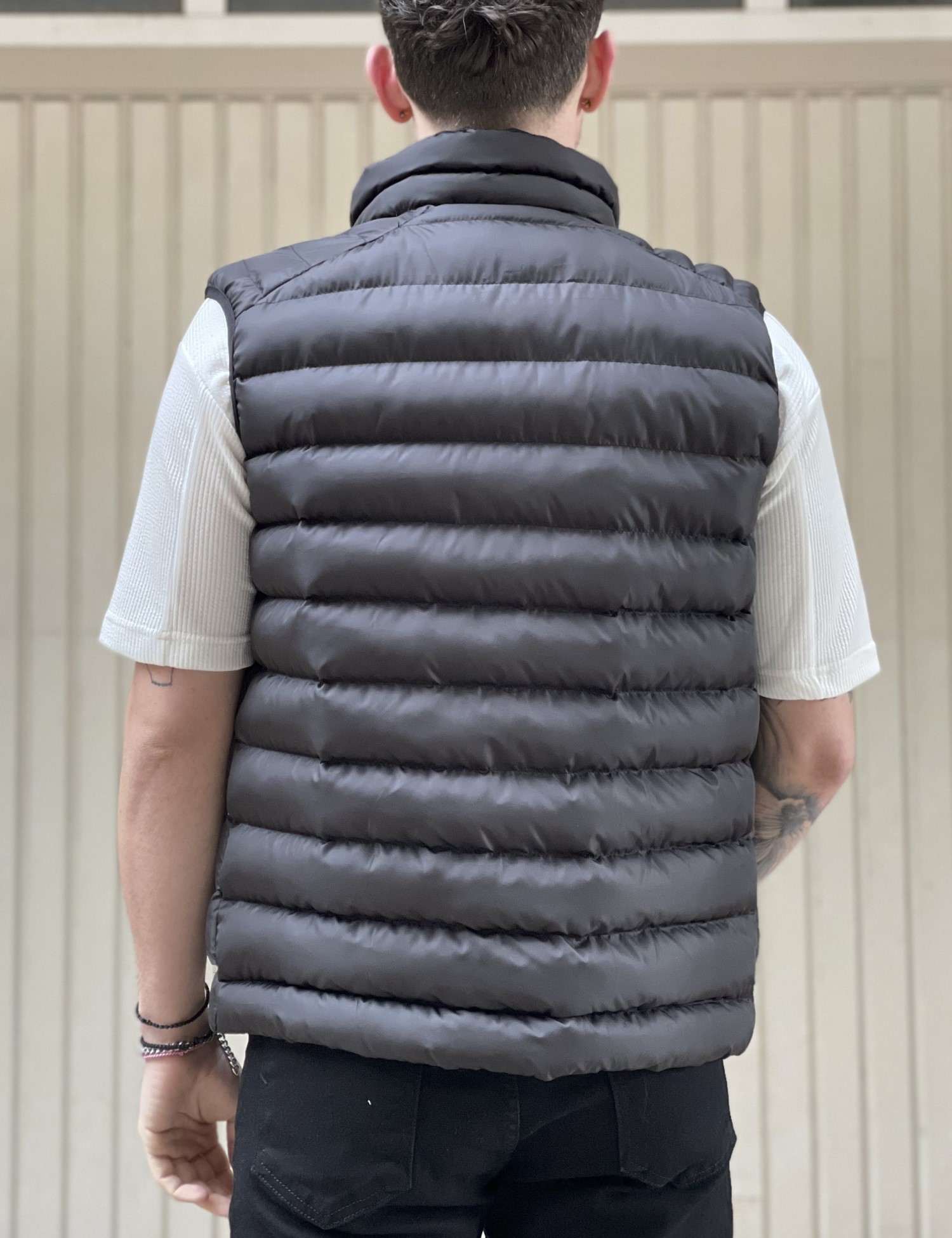 Ανδρικό μαύρο καπιτονέ αμάνικο μπουφάν με αποσπώμενη κουκούλα 3408 φωτογραφία